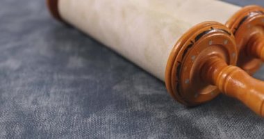Ortodoks Yahudi geleneği dini, Kippah Shofar ile dua kitabında bayramı kutluyor.