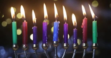 Mumlarla yanan bir Hanuka şamdanının yakın çekimi Menorah