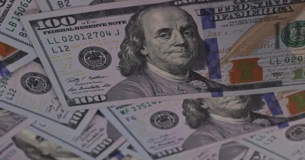 Банкноты Доллары США фон с деньгами, разбросанными на столе. — стоковое видео