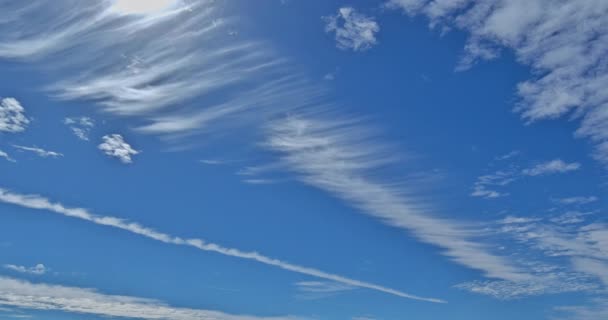 Nuvole cumulus soffici bianche che volano, cielo blu a nube in rapido movimento — Video Stock