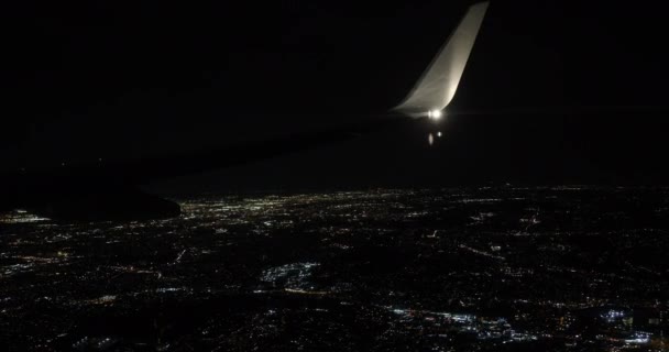 Ньюарк Сити ночью показывает электросеть из окна самолета — стоковое видео