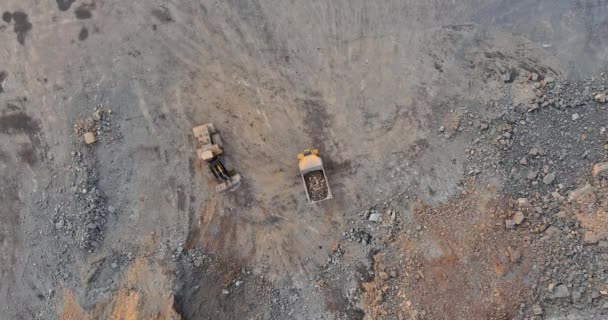 화강암 채 석장 안에 있는 커다란 노란 트럭으로 만든 장비를 채굴하는 산업적 인 발굴 작업 — 비디오