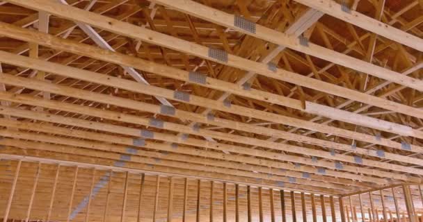 Zicht op stok gebouwd huis in aanbouw met houten spanten, post beam frame — Stockvideo