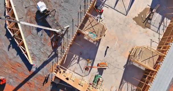 Installation de poutres en bois avec la construction du système de treillis de toit de la maison à ossature — Video