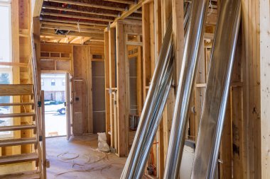 Yeni ev inşaatı devam ederken duvar havalandırması ve temizlik sistemi boruları için havalandırma sistemi kuruluyor