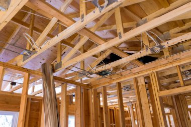 Kirişlerin çerçevelenmesi, yeni inşaat halindeki ev için kirişlerin çatısına inşa edilmiş.