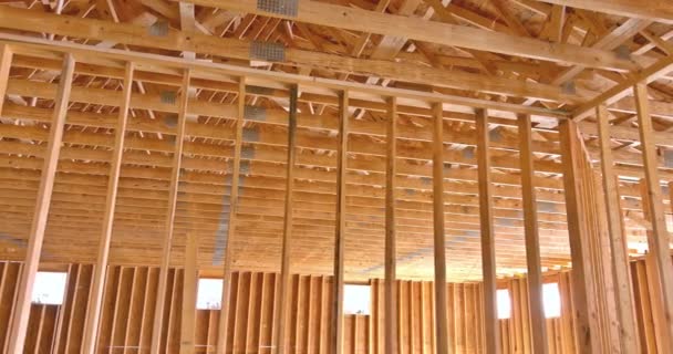 Primer plano nuevo palo construido casa en construcción bajo estructura de marco de madera construcción de bastidor — Vídeo de stock