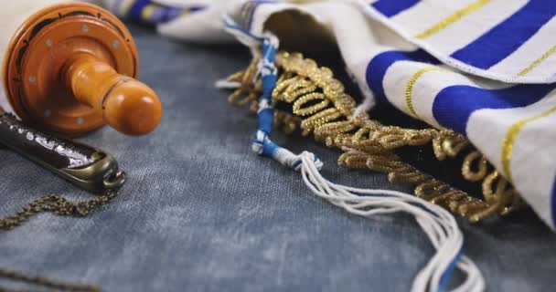 Еврейские религиозные символы с Shofar Tallit молитвенник свитки Торы — стоковое видео