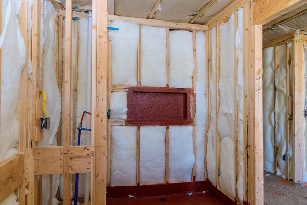 Montaż Izolacji Cieplnej Ścianie Wśród Drewnianych Belek Kabiną Prysznicową Niedokończoną — Zdjęcie stockowe