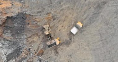 Açılış madenciliğinde taş çakılları ağır çöp kamyonuna yüklemek için açık çukur madenciliği