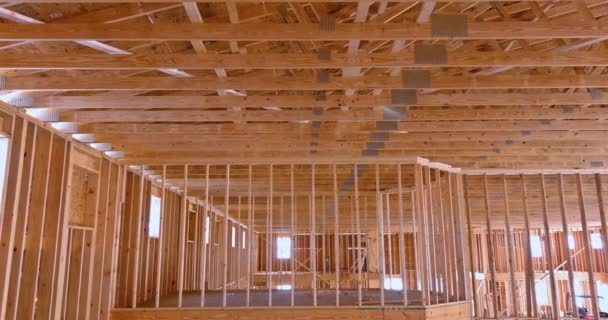 Vista del edificio Insaide del marco de madera en construcción en la nueva casa de madera — Vídeos de Stock