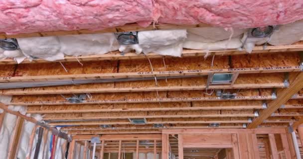 Material de fibra de vidrio de aislamiento térmico en nuevas paredes de madera de la casa — Vídeo de stock
