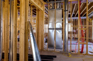 Evin yalıtım malzemelerindeki havalandırma ve temizlik borularının yeni inşaatı altında.