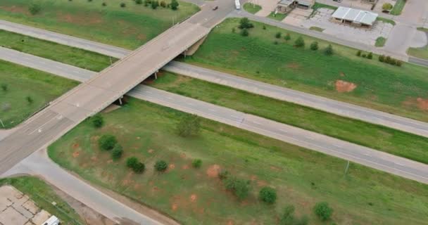 Вид с воздуха небольшого городка рядом с автомагистралью, расположенной в центральной Америке — стоковое видео