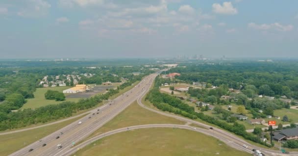 Snelweg US interstate 70 door het Scioto Woods, Columbus, Ohio Verenigde Staten van Amerika vanuit de lucht — Stockvideo