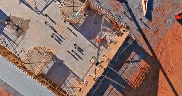 New residential construction home framing against a crane holds is new in wood roofing — Stock Video