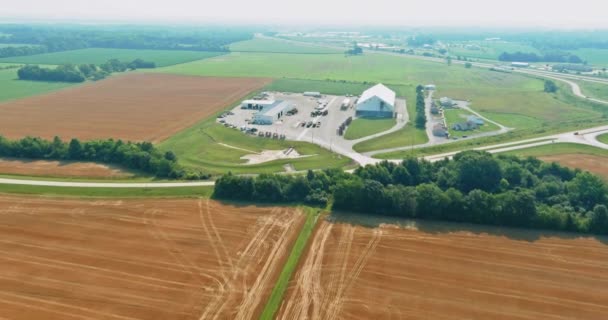 Velké stříbrné moderní obilné výtahy průmyslová sila pro agrobyznys pro skladování plodin — Stock video