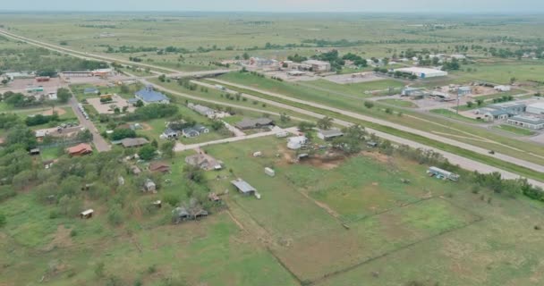 Vista aérea del distrito residencial en desarrollo suburbano con una ciudad americana Clinton Oklahoma USA — Vídeos de Stock