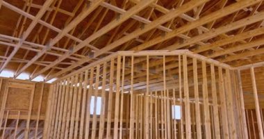 İnşaatçılar ahşap bina kompleksini alıyorlar, ahşap kirişleri yapıştırıyorlar.