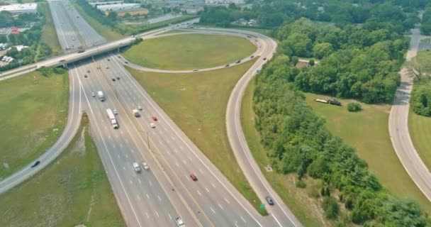 Шоссе США по шоссе 70 через лес Скиото, Колумбус, Огайо, США с видом с воздуха — стоковое видео