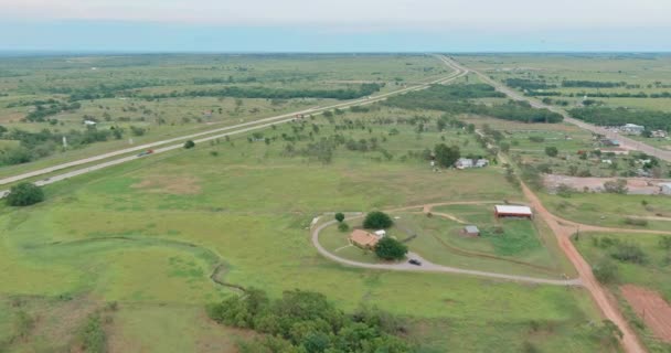 Вид сверху на оригинальное дорожное полотно возле Клинтон в Оклахоме. — стоковое видео