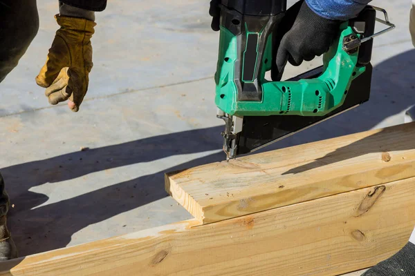 Stolarz Przybijania Drewnianej Belki Młotkiem Pneumatycznym Placu Budowy — Zdjęcie stockowe