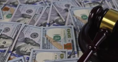 ABD bayraklı yargıç tokmağında Amerikan doları nakit para ile yolsuzluk kavramı