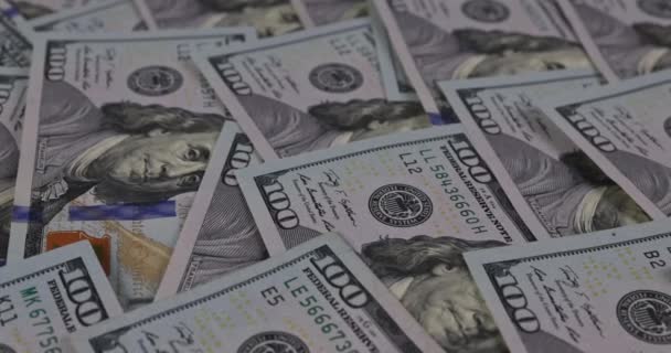 Una pila de dinero en efectivo el montón de billetes de cien dólares dinero — Vídeo de stock