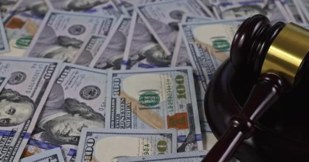 Concepto de corrupción con dinero en efectivo en dólares estadounidenses en el mazo del juez con la bandera de los Estados Unidos — Vídeos de Stock