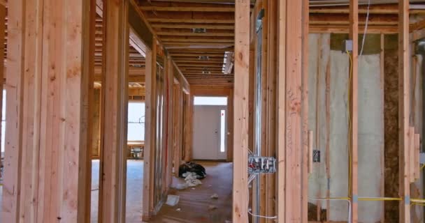 Marco de construcción de madera en una nueva casa de marco de desarrollo en construcción — Vídeo de stock