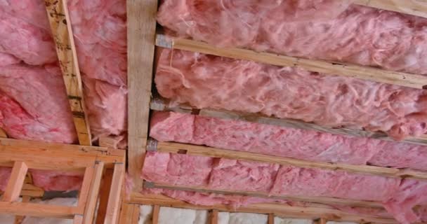 Теплоизоляция дома с минеральной ватой — стоковое видео