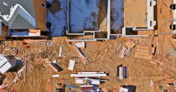 Montáž dřeva se střešními nosníky konstrukce rámů na vylití základů pro novou budovu — Stock video