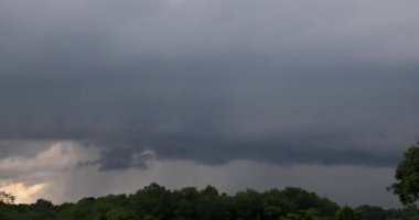 Gök gürültülü bir fırtına sırasında bir yıldırım düşer.