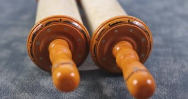 Torah 'ın kutsal kitabının olduğu Yahudi dini sembolleri bir işaretçi.