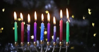 Mumlarla yanan bir Hanuka şamdanının yakın çekimi Menorah