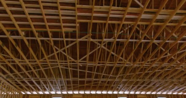 Nieuwbouw woning in aanbouw dak met houten spanten, palen en balken — Stockvideo