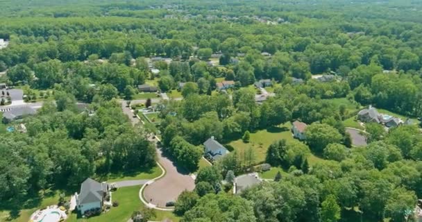 Vista panorâmica aérea complexo de apartamentos bairro residencial, na cidade americana, entre paisagem florestal em Monroe Nova Jersey EUA — Vídeo de Stock