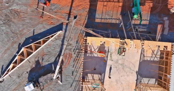 Ο γερανός κρατά ένα ξύλο σχάρας οροφής για την οροφή του σπιτιού — Αρχείο Βίντεο