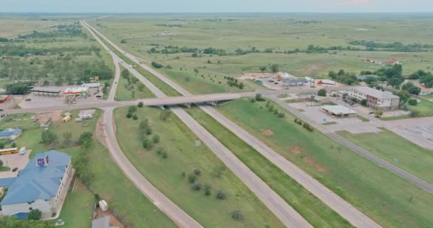 美国俄克拉荷马州66号公路交汇处,俯瞰一个位于高速公路上的克林顿小镇 — 图库视频影像
