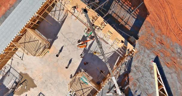 A construção com guindaste detém detalhada de uma construção de sobreposição treliça telhado de madeira uma vista superior — Vídeo de Stock