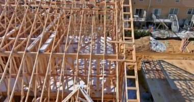 Kirişlerin iskeleti altında inşa edilmiş yeni evi görüntüle