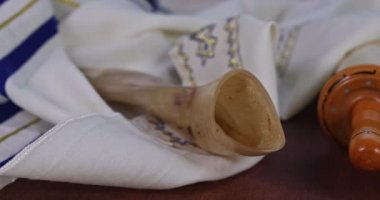 Shofar boynuzuyla, yumuşak odaklı Yahudi torah parşömeninde dua şalı.