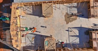 Endüstriyel vinç çatı kiriş sistemini ahşap keresteyle tutar, havadan görüş sağlar.