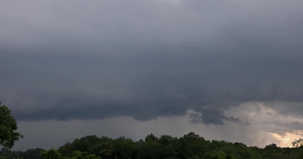 Rayos durante una tormenta con nubes — Vídeos de Stock