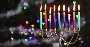 Menorah geleneksel şamdanlar ve yanan mumlar ile Yahudi tatil Hanukkah