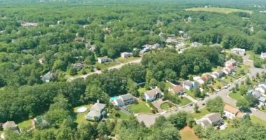 Monroe, New Jersey 'deki Amerikan kasabasında, hava manzaralı yerleşim yeri kompleksi