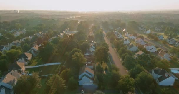 Los tejados aéreos ven el paisaje del amanecer en la ciudad de East Brunswick de las calles residenciales del complejo residencial suburbio en Nueva Jersey, EE. UU. — Vídeo de stock