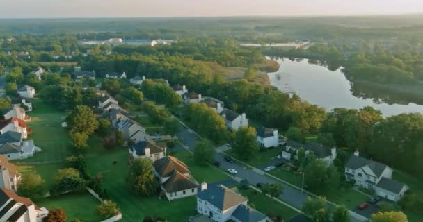 Vue aérienne complexe de développement immobilier zone de petite ville près de la rivière dans l'est du Brunswick New Jersey États-Unis — Video