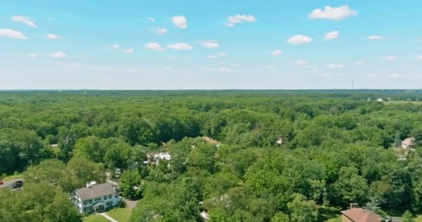 Vista aérea superior da pequena cidade americana provincial entre a floresta em Monroe Nova Jersey EUA — Vídeo de Stock