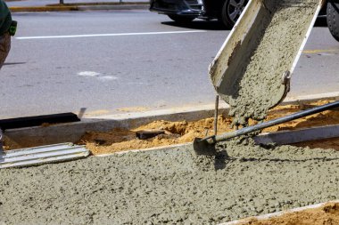 Konut kaldırımına çimento döken beton karıştırıcı